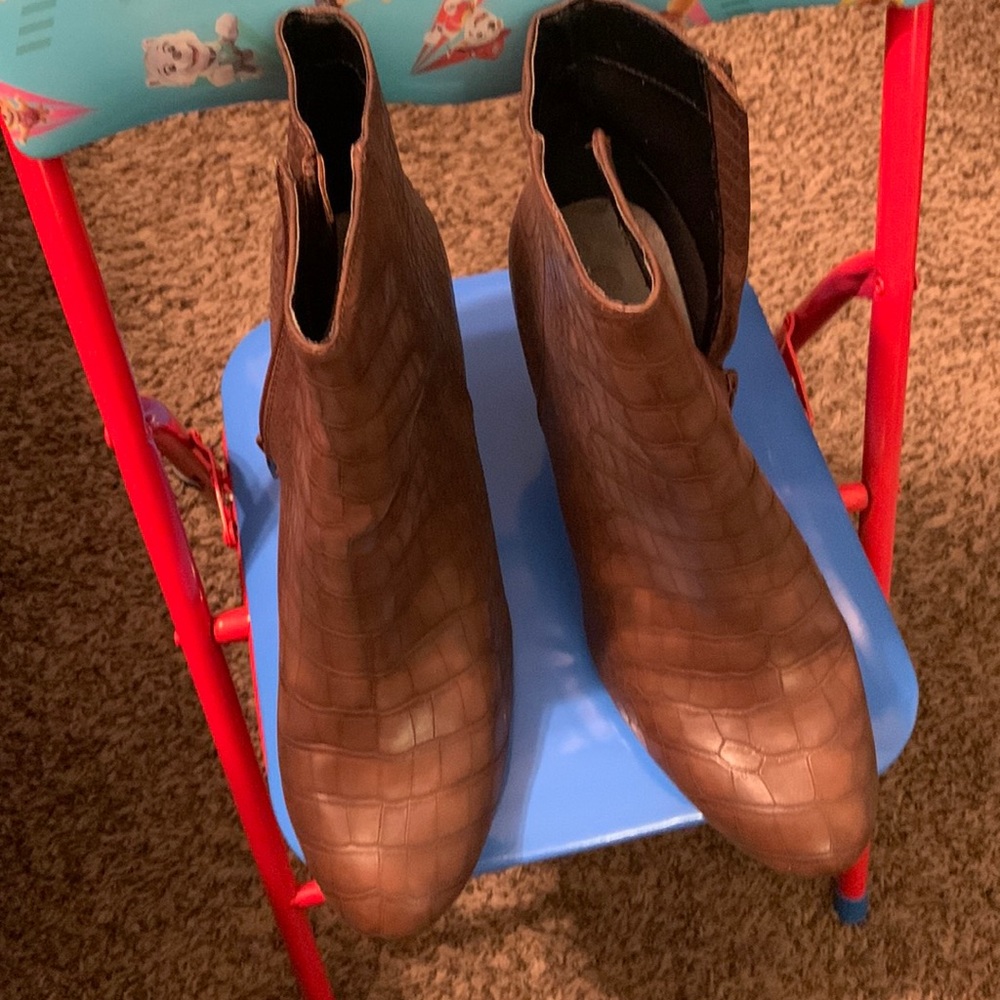 11W Zip up boots